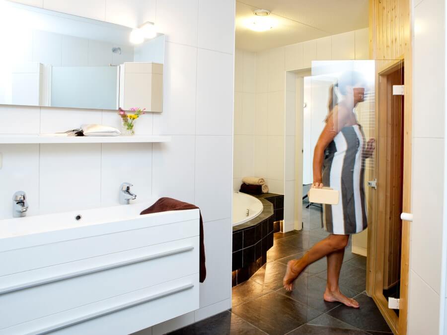 Ruime badkamer met ligbad en Finse sauna voor 6 personen.