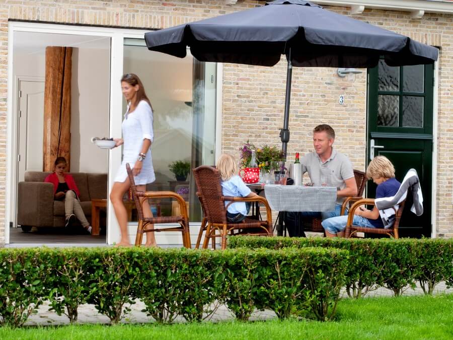 Dit vakantiehuis heeft een eigen ruim terras.