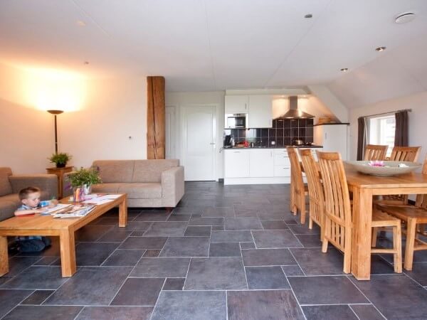 Woonkamer met eettafel en loungehoek.