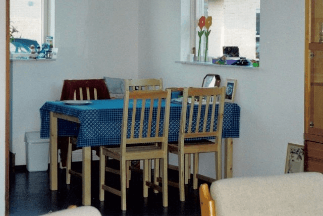 Een knusse eethoek bij je compleet ingerichte keuken.