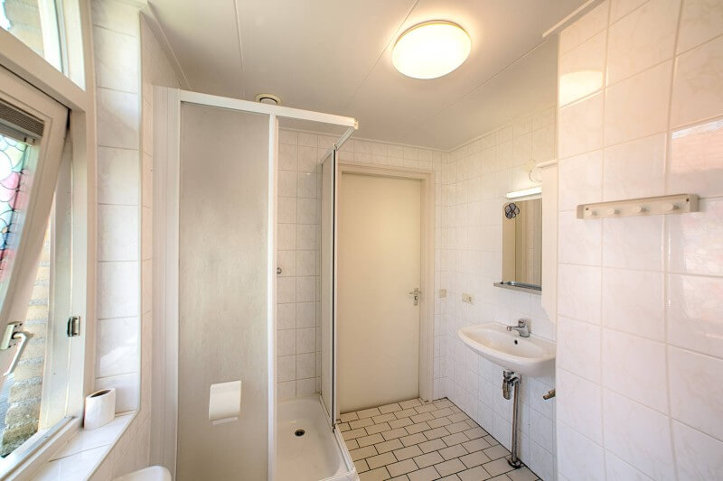In de grote badkamer heb je zelfs een ligbad.