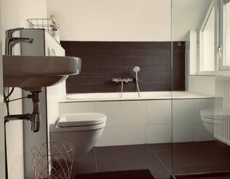 De badkamer is modern ingericht.