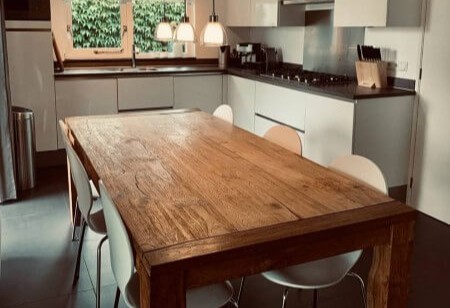 Deze ruime keuken is van alle gemakken voorzien.