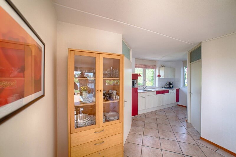De open keuken is compleet uitgerust met alles wat je nodig hebt.