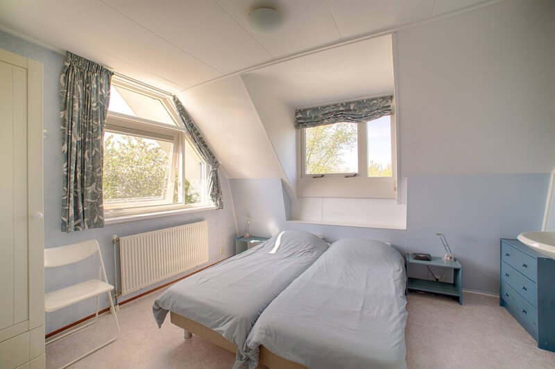 Op de fijne slaapkamers vind je zelfs muggenhorren.