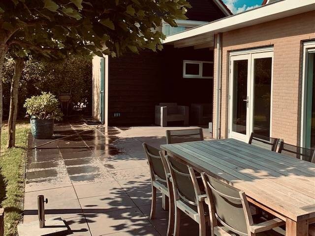 Buiten heb je zowel een terras als een overkapping.