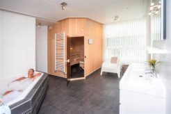 Ferienhaus eingerichtetes Badezimmer mit Badewanne Ferienhaus eingerichtetes Badezimmer mit Badewanne