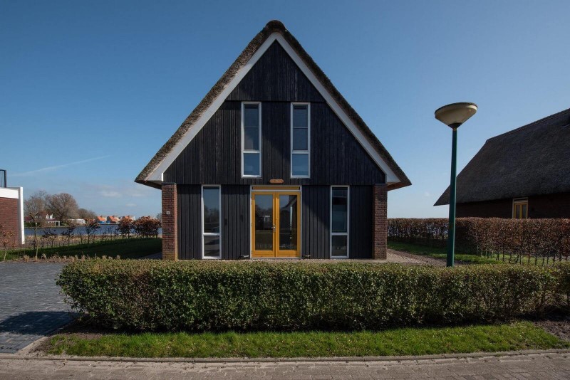 Dit vakantiepark in Heeg, de Pharshoeke, heeft prachtige villa's waarvan deze meervilla vrijstaand is voor maximaal 6 personen.