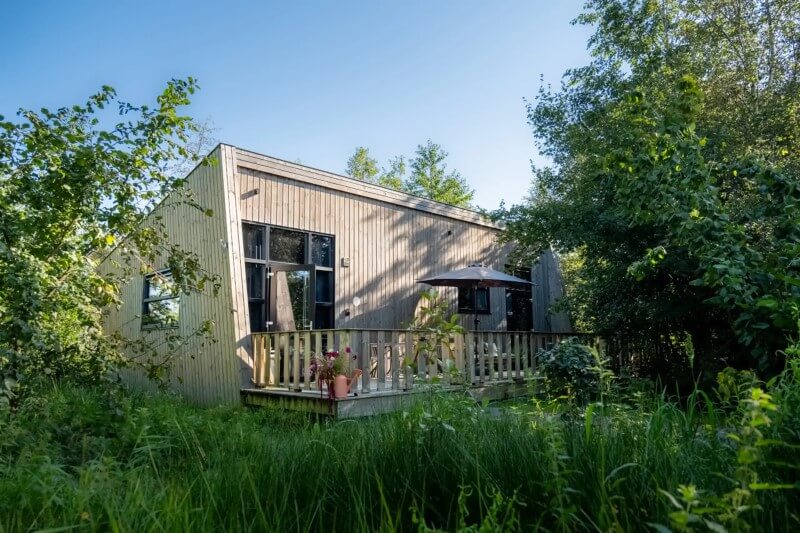 Dit huisje kun je huren met hond in Friesland aan het water.