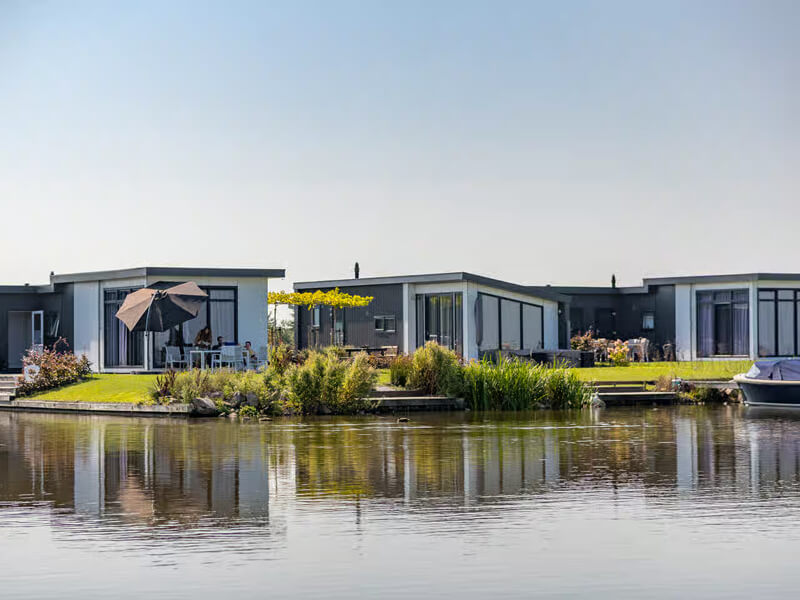 Dit huisje met sloep kun je huren in Koudum Friesland.