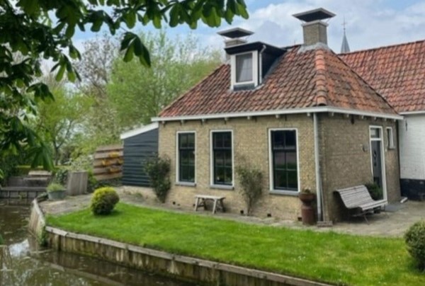 Een prachtig huisje met viswater in Friesland.