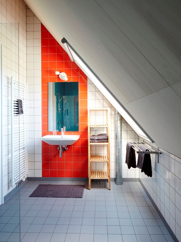 Een keurig, nette en goed ingerichte badkamer.