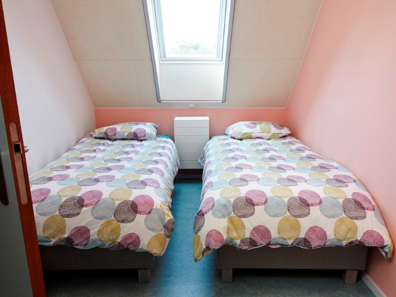 Twee eenpersoons boxspring bedden in vakantiewoning Wetter van It Dreamlan.