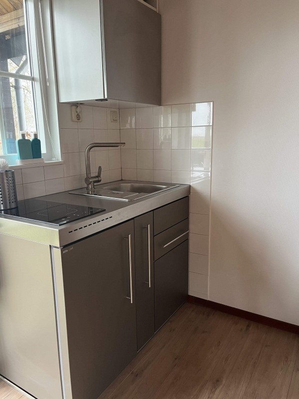 Eenvoudige, maar functionele keuken.