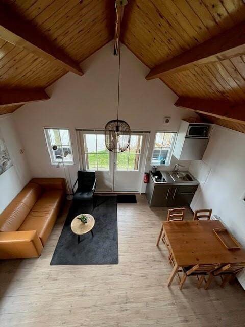 Een moderne woonkamer in huisje Mosk.