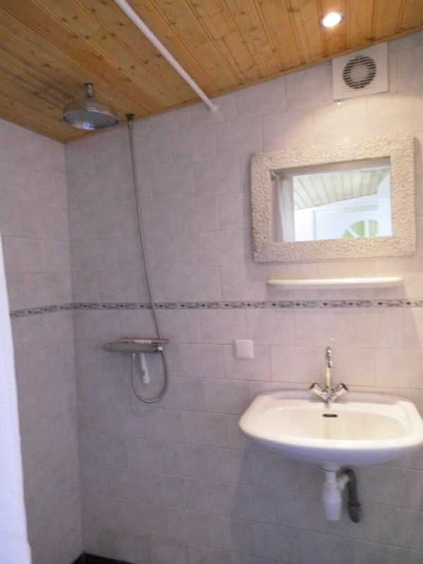 Badkamer met regendouche.