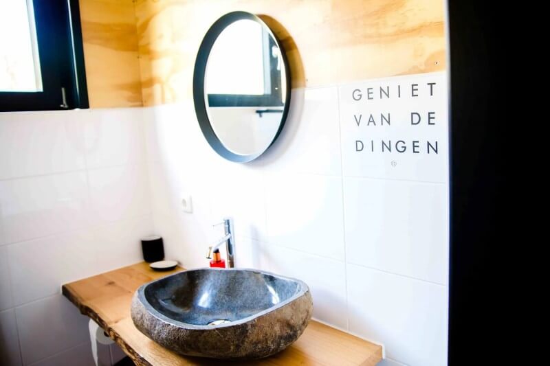 In deze waterlodge ervaar je volop privacy en comfort.