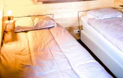 Je overnacht in comfortabele slaapkamers.