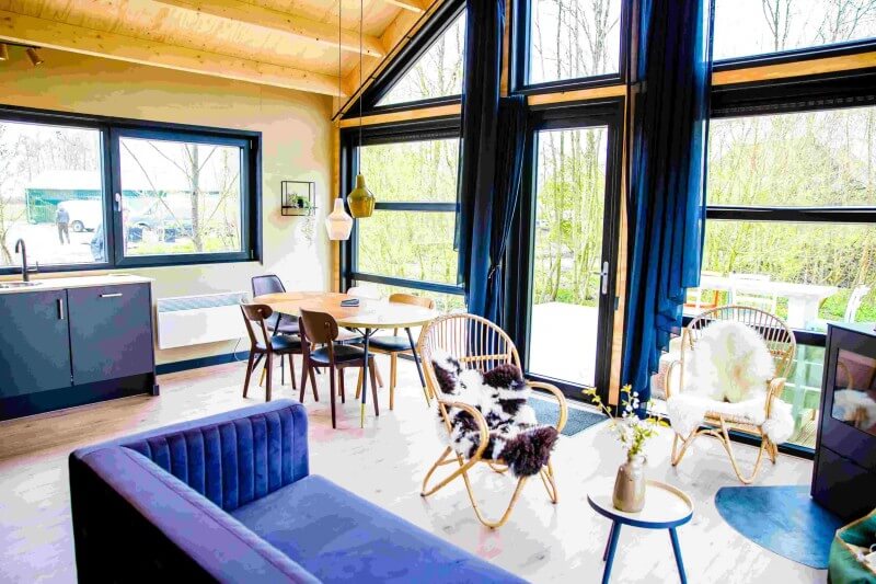 De houtkachel inclusief haardhout om te starten maakt de woonkamer helemaal af.
