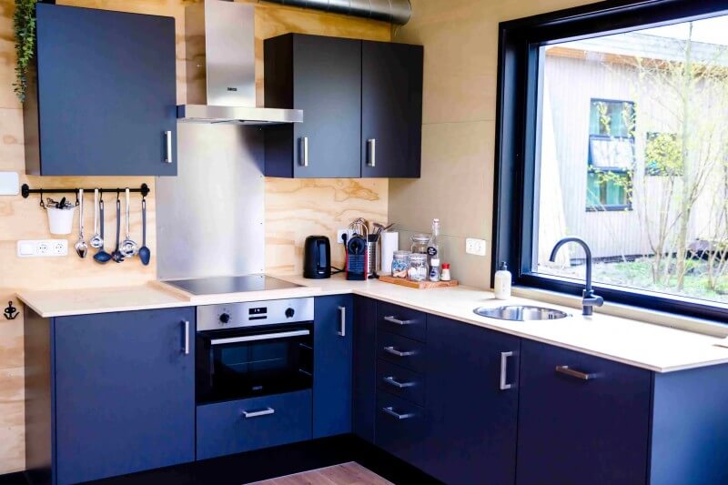 Deze keuken heeft alle benodigdheden die je nodig hebt voor een heeriljke vakantie.