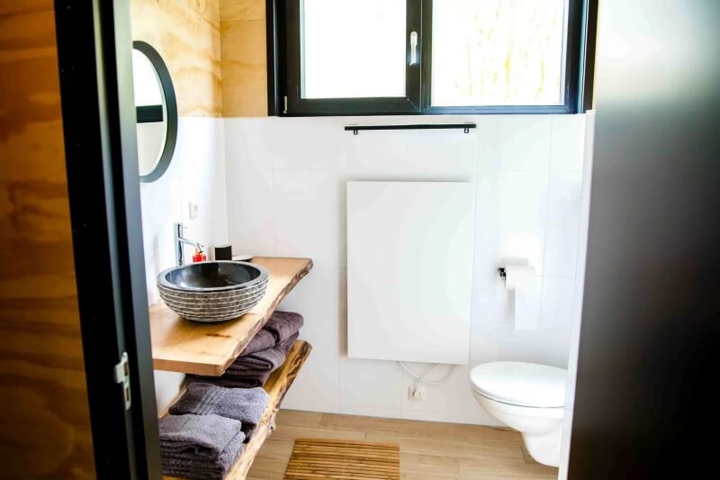 In de badkamer vind je een luxe douche.