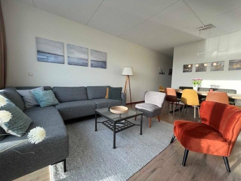 Een eigentijdse, moderne woonkamer met efficiënte indeling.