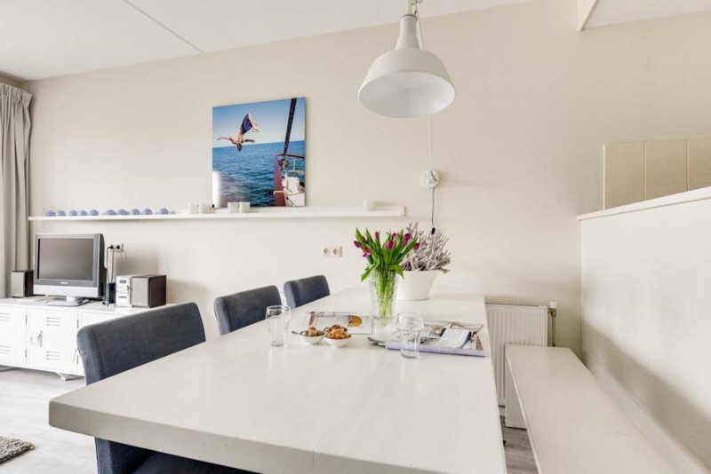 Ontbijt met uitzicht op het water.
