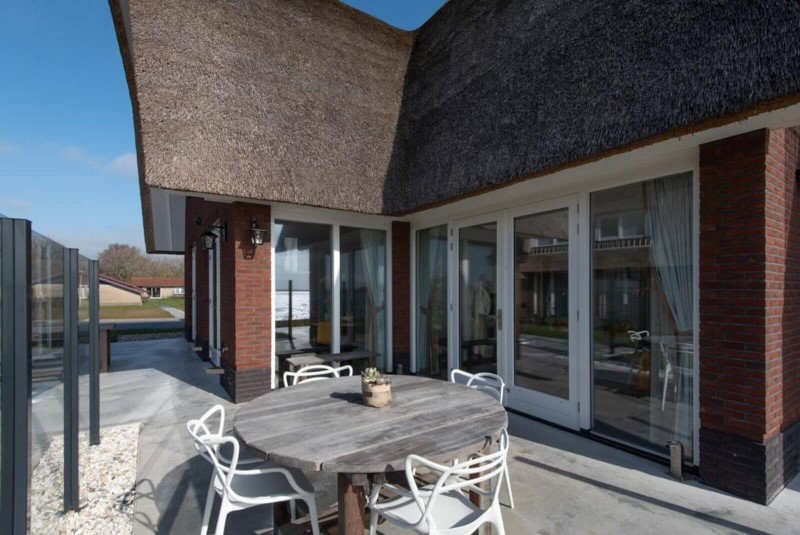 Bij de Pharshoeke staat deze mooie vakantiewoning aan het water.