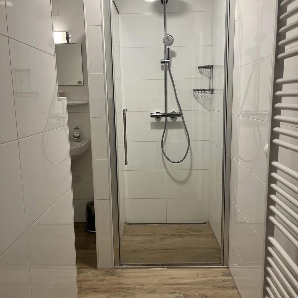Luxe badkamer met douche, bad en toilet.