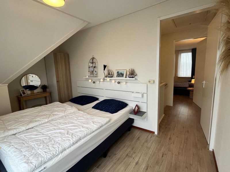 Slapen in deze moderne slaapkamer aan het water.