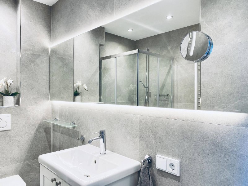 Een nette en ruime badkamer in deze havenwoning.