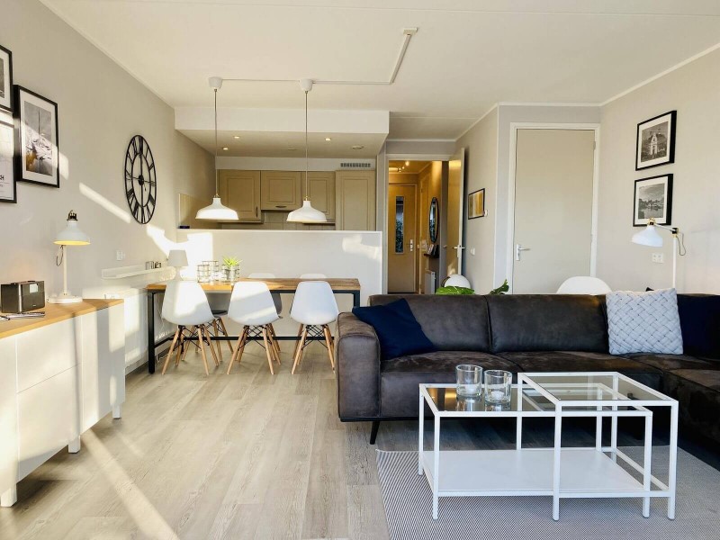 Deze woonkamer heeft prachtig uitzicht over de Friese wateren.
