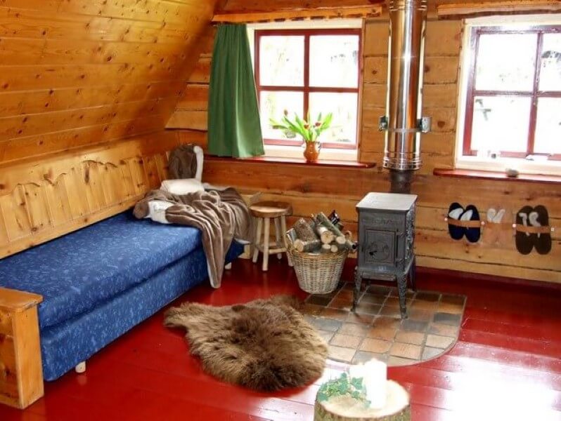 De woonkamer in een plaggenhut bij te hooi en te gras.
