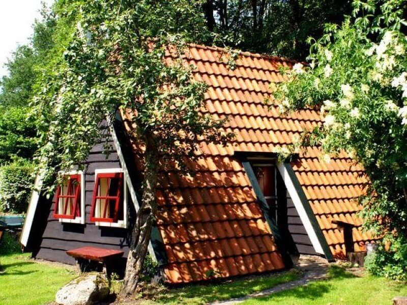 Boek uw vakantie bij te hooi en te gras en ontdek de plaggenhut van binnen.