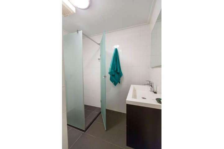 Even een momentje voor jezelf in deze nette badkamer.