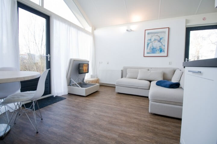 Een fijne, lichte woonkamer van dit vakantiehuis it Hop.