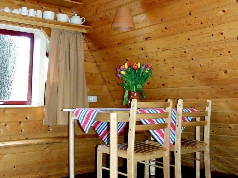 De eettafel in uw plaggenhut.