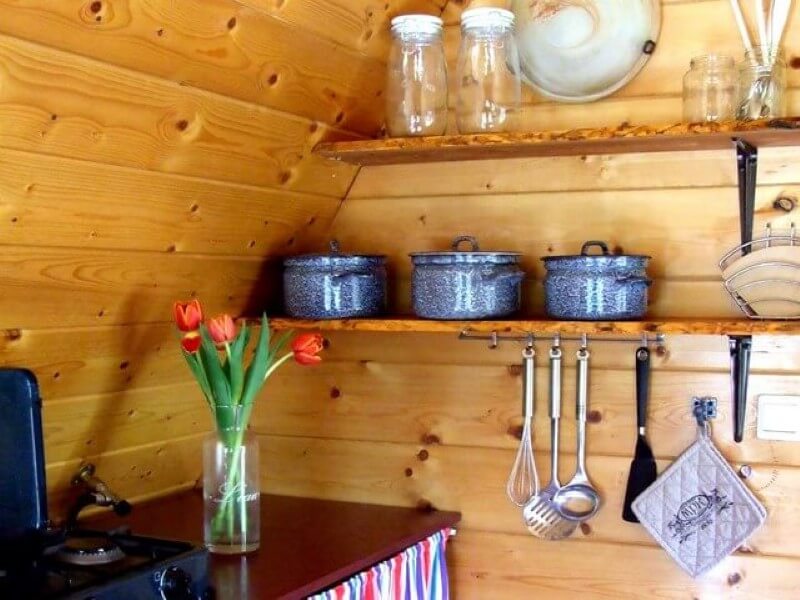 De keuken in uw plaggenhut bij te hooi en te gras.