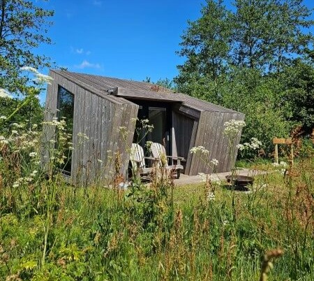 Bovenin de provincie Friesland, bij Westergeest, vind je deze tiny house die je kunt gaan huren.