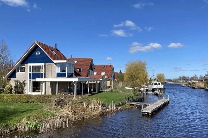 Dit vakantiehuis heeft een eigen aanlegsteiger en terras op het zuiden.