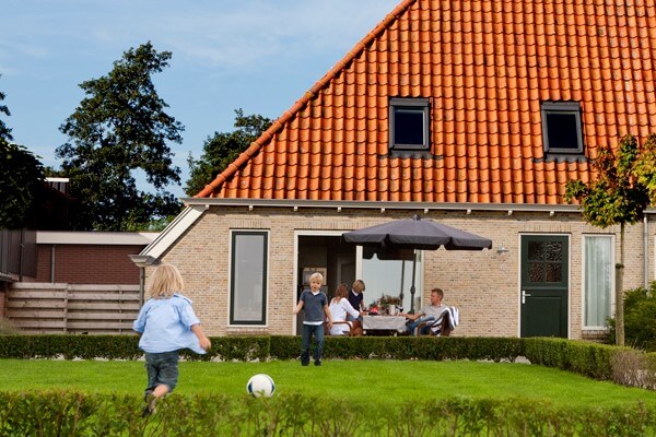 Een vakantiehuis met speeltuin.