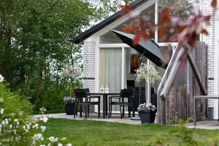 Dit vakantiehuis staat op een vakantiepark aan het water.