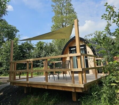 Bij vakantiepark Ljeppershiem staat dit huisje met aanlegsteiger.