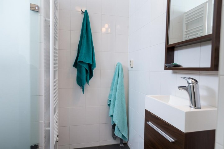 Verwen jezelf in deze badkamer met douchecabine.