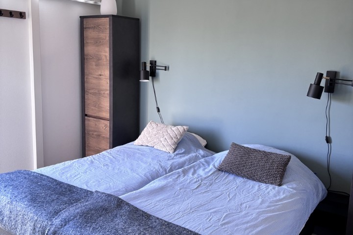 Ruime, eigentijdse slaapkamer op dit vakantiepark.