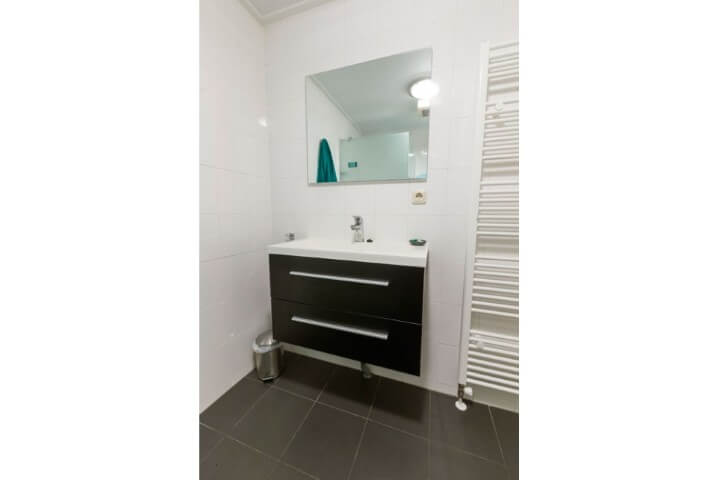De schone, nette badkamer van dit vakantiehuis de Grons.