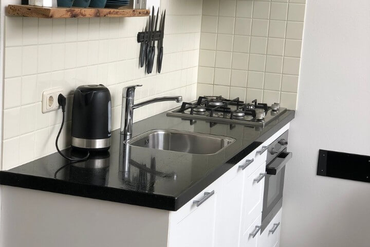 Een moderne keuken in vakantiehuis de Grons.