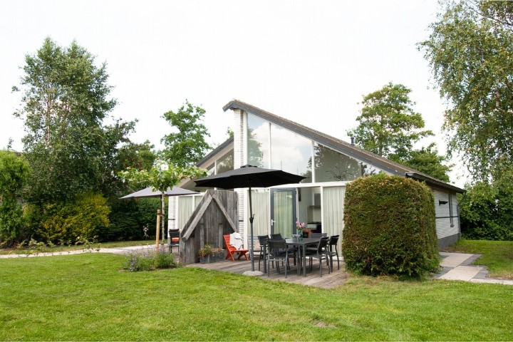 Bij dit vakantiehuis zit een trampoline voor de kinderen.